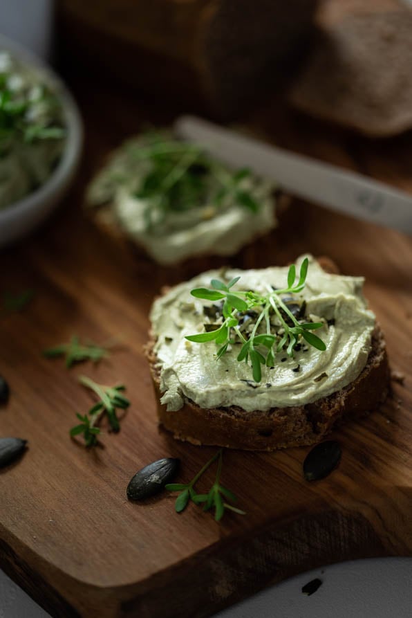 Mit Kernöl bestrichene Brötchen liegen auf einem Brett