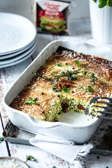 Fertig gebackener Zucchini Auflauf in Ofenform