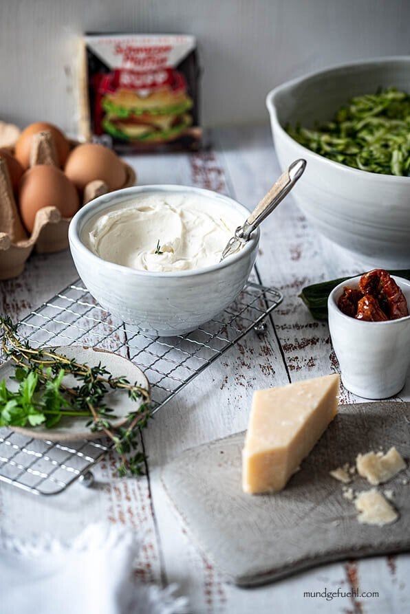 Zutaten für Rezept Zucchini Auflauf auf Tisch