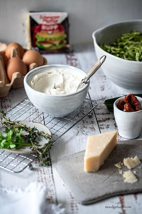 Zutaten für Rezept Zucchini Auflauf auf Tisch