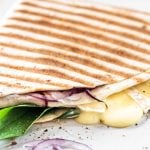 Tortilla Wrap mit auslaufendem Brie und Bärlauch