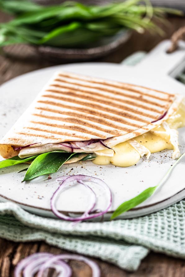 Vegetarischer Tortilla Wrap mit Brie und Bärlauch | Rezept Vegetarischer Tortilla Wrap mit Brie und Bärlauch | Rezept