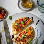 Mediterranes Pita Brot steht angerichtet auf Tisch