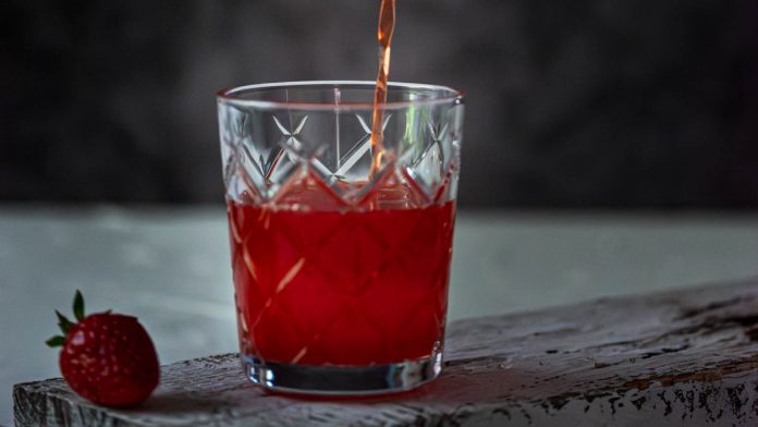 erdbeer-shrub-der-ideale-durstloescher Ein Glas mit einem Erdbeer Shrub