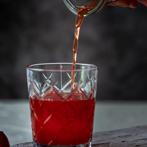 Ein Glas mit einem Erdbeer Shrub