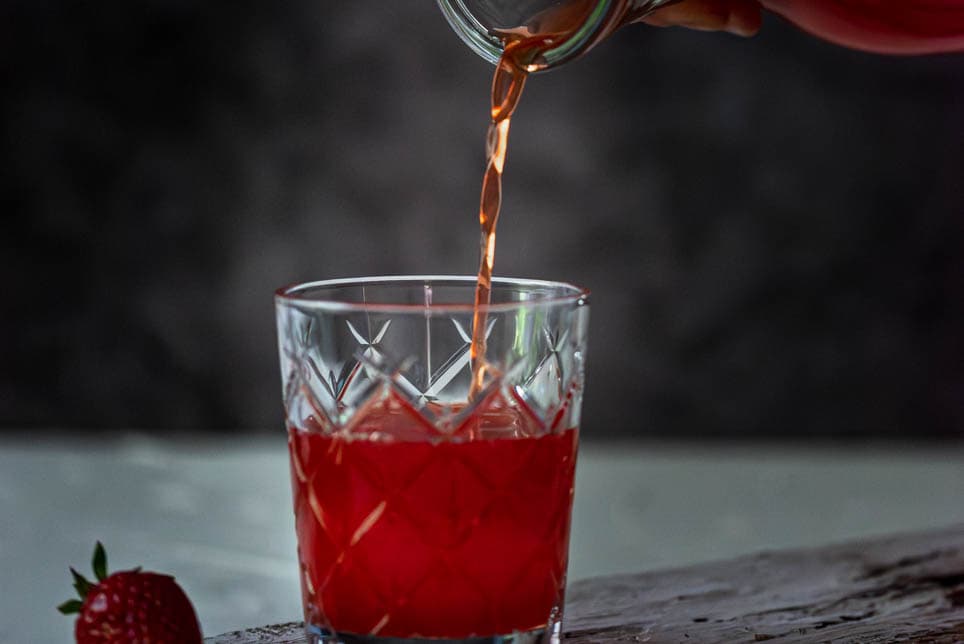 Ein Glas mit einem Erdbeer Shrub