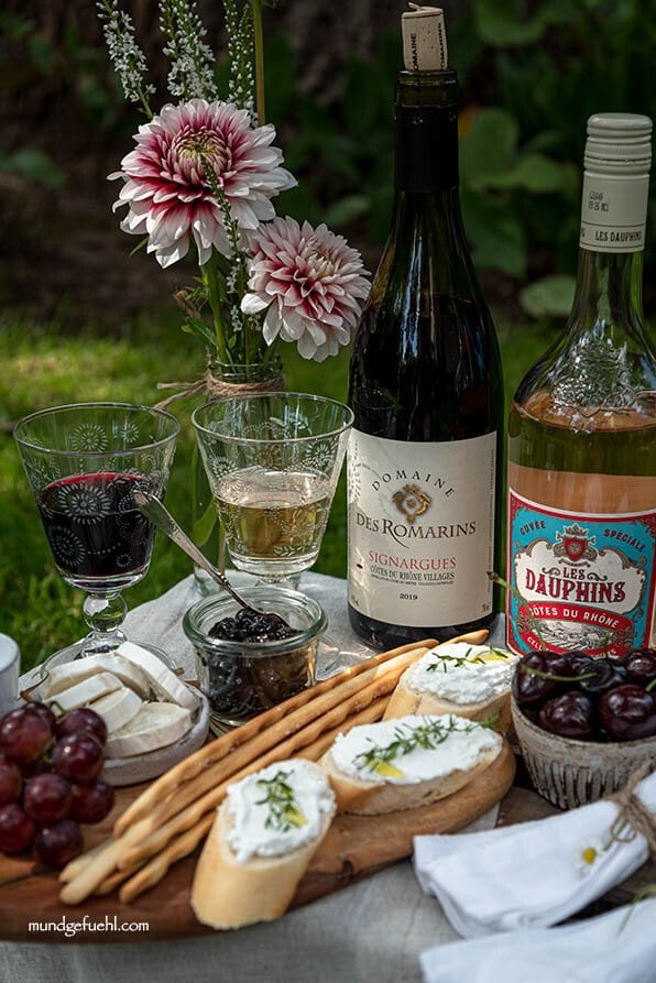 Picknick mit Käse, Kirschen, Trauben und Wein
