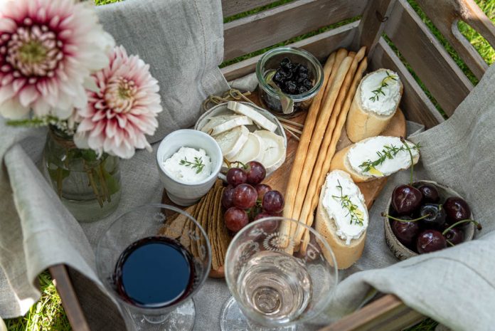 picknick-mit-cotes-du-rhone-weinen Picknick mit Käse, Kirschen, Trauben und Wein