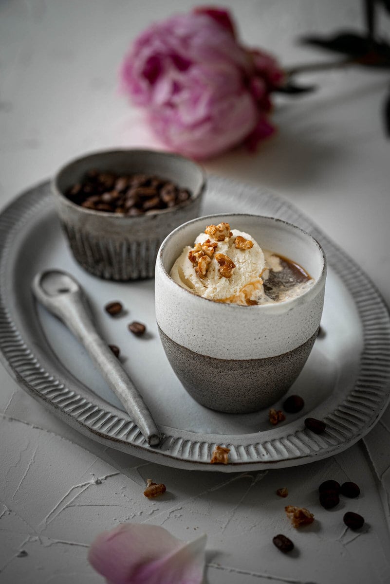 Ein Affogato al caffè steht auf einem Serviertablett