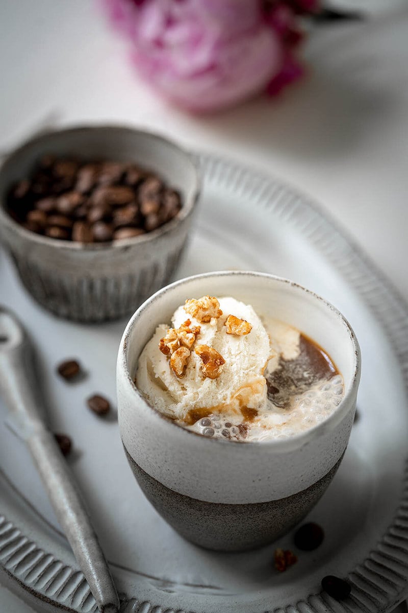 Ein Affogato al caffè steht auf einem Serviertablett