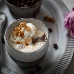 Ein Affogato al caffè steht auf einem Serviertablett