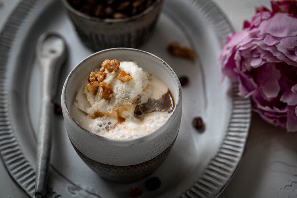 Ein Affogato al caffè steht auf einem Serviertablett