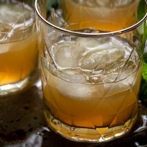 Mint Julep wird in eines von 3 Cocktailgläser gefüllt