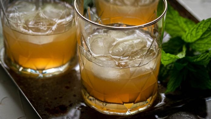 Mint Julep wird in eines von 3 Cocktailgläser gefüllt