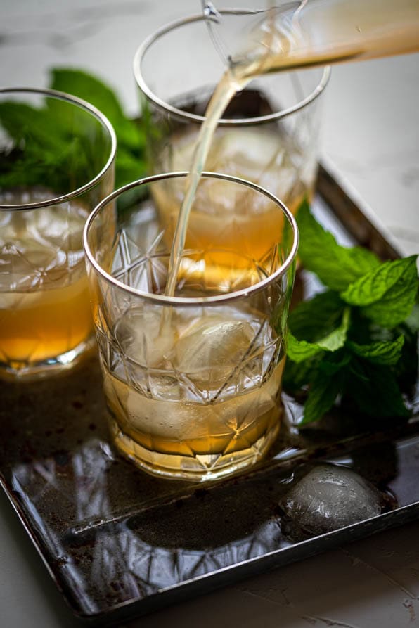 Mint Julep wird aus einer Karaffe in ein Glas gegossen.