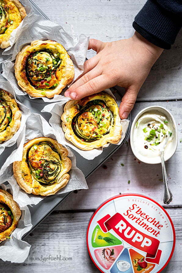 Eine Kinderhand greift nach einer Blätterteig Rose