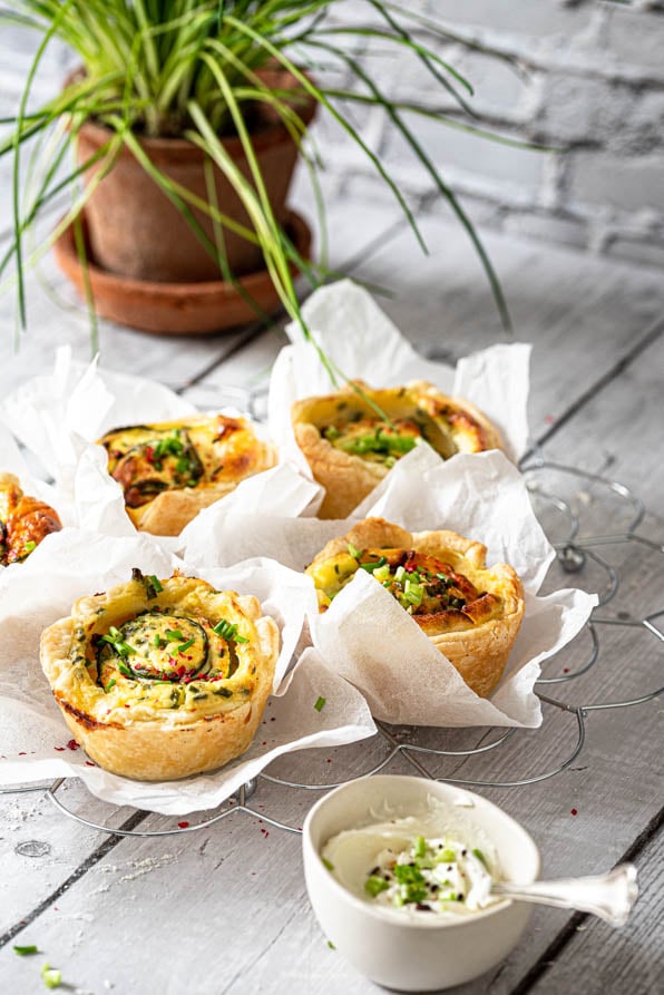 Blätterteig Rosen in Papierförmchen auf Auskühlgitter