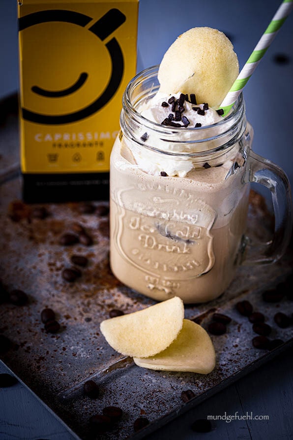 Gerührter Eiskaffee im Glas mit Hippen