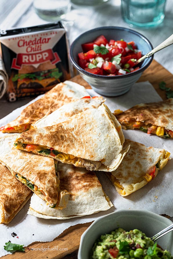 Quesadilla mit Guacamole und Tomatensalsa am Tisch