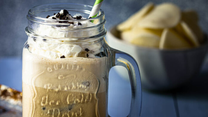 geruehrter-eiskaffee Gerührter Eiskaffee Wiener Art mit Hippen in Glas