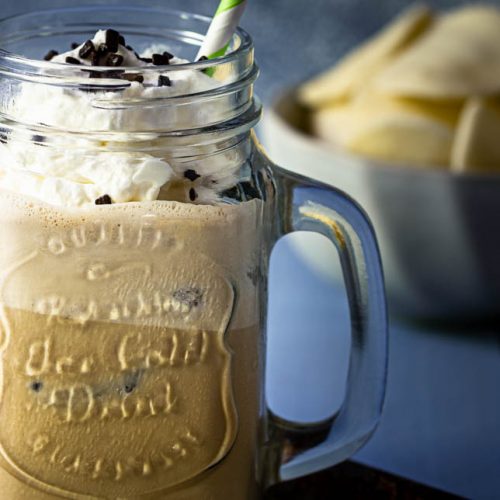 Gerührter Eiskaffee im Glas mit Hippen