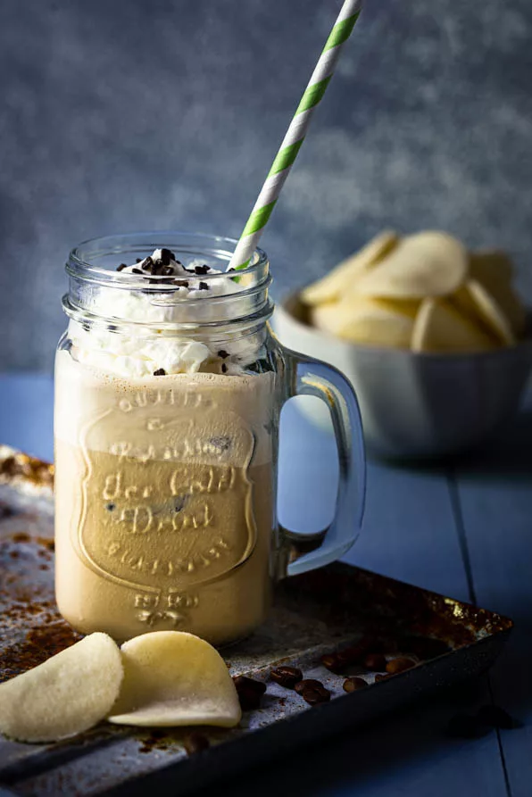 Wiener Eiskaffee mit Schlagsahne und Hippen