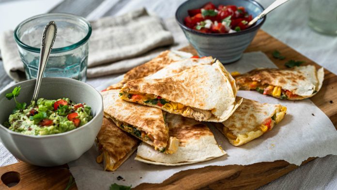 quesadilla-mit-guacamole-und-tomatensalsa Quesadilla mit Guacamole und Tomatensalsa am Tisch