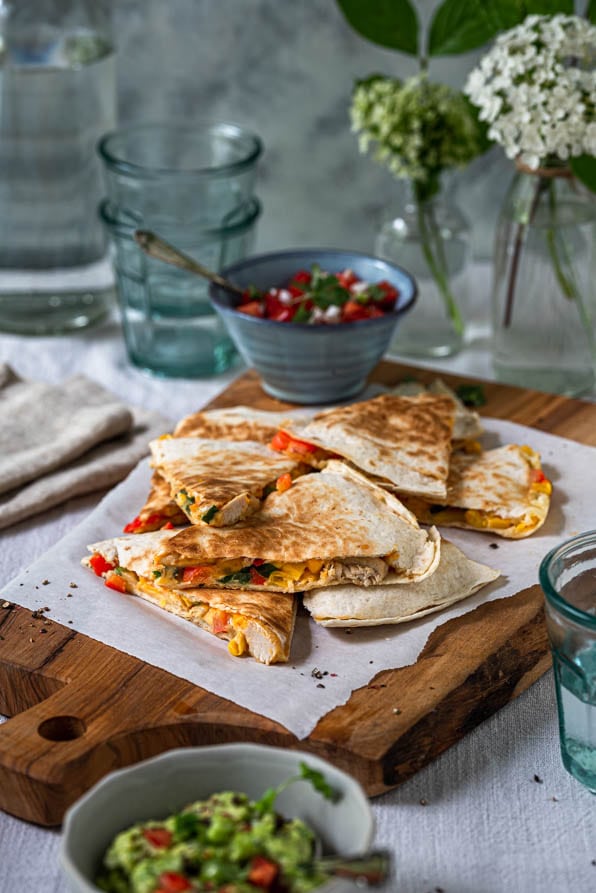 Quesadilla mit Guacamole und Tomatensalsa am Tisch