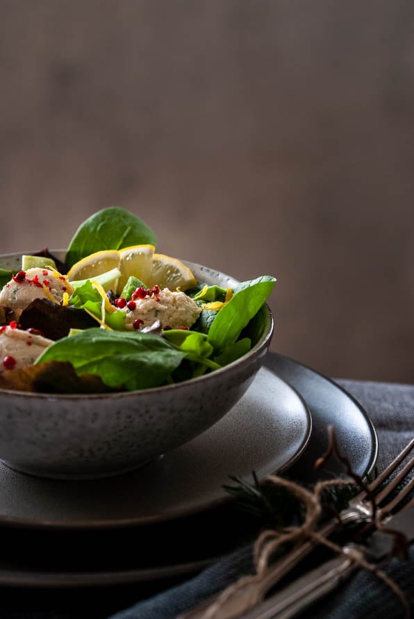 Festlich angerichteter Blattsalat mit Forellenmoussebällchen und Avocado