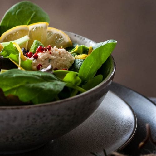Festlich angerichteter Blattsalat mit Forellenmoussebällchen und Avocado