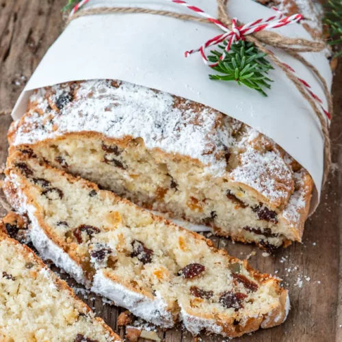 aufgeschnittener Quarkstollen auf Holzbrett