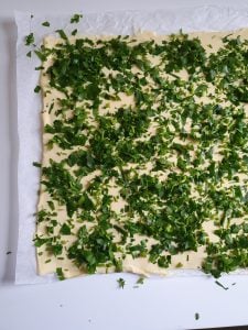 Pizzateig mit Schmelzkäse und Petersilie