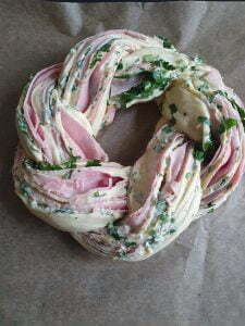 Zu einem Kranz geformter Pizzateig