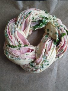 Zu einem Kranz geformter Pizzateig