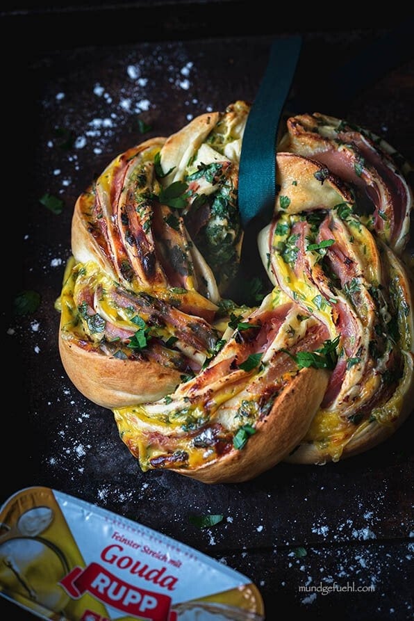 Pizza zu einem weihnachtlichen Kranz geformt