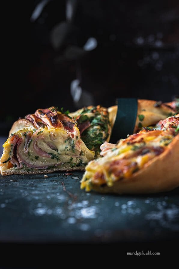 Pizza zu einem weihnachtlichen Kranz geformt