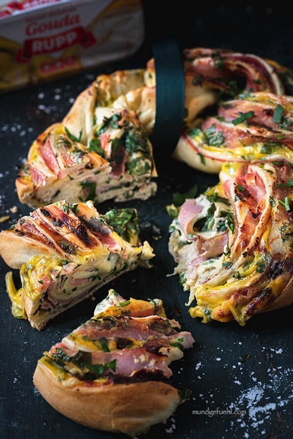 Pizza zu einem weihnachtlichen Kranz geformt