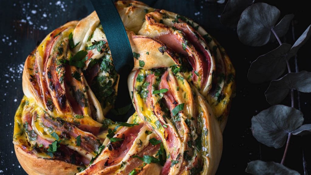 Ein Pizza Kranz aus Pizzateig.