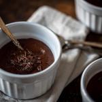 Drei Schalen mit Schokopudding stehen am Tisch