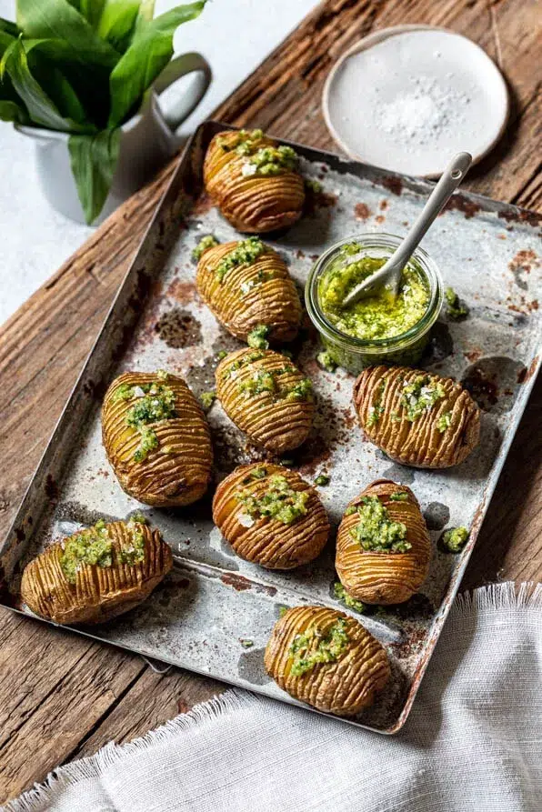 Knusprige Hasselback Kartoffeln aus dem Ofen mit frischem Bärlauchpesto