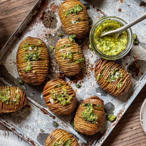 Hasselback Kartoffeln mit Bärlauchpesto auf einem Blech