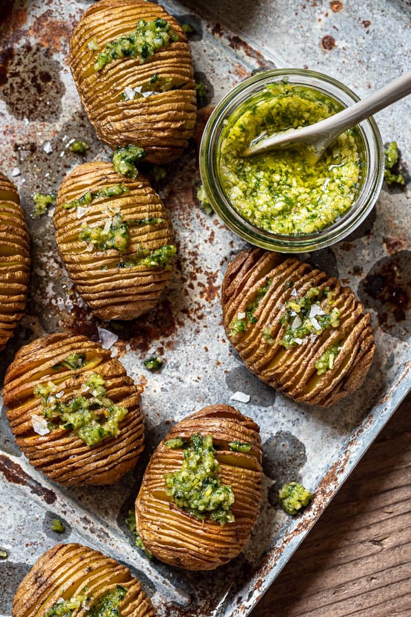 Fächerkartoffeln liegen auf Blech mit Bärlauchpesto