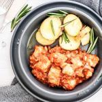 Ein Teller mit Baccala alla livornese und Rosmarinkartoffeln