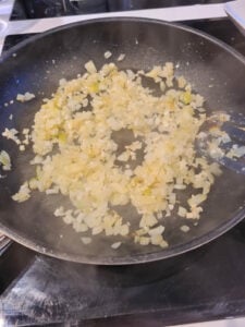 Zwiebel wird in Pfanne angebraten für Baccala alla Livornese