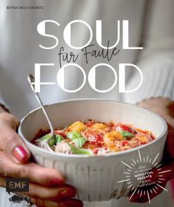 Eine weiße Schüssel mit Gnocchi in Tomatensauce wird von zwei Händen gehalten.