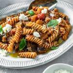 Eine Servierplatte mit Pasta alla Norma