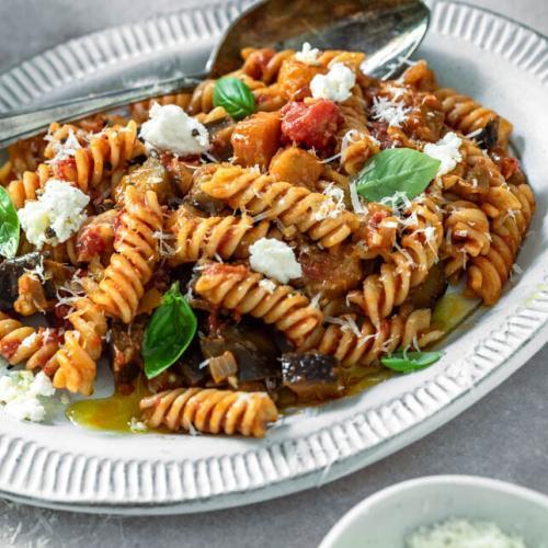 Eine Servierplatte mit Pasta alla Norma