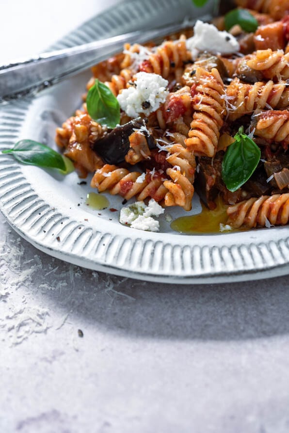 Eine Servierplatte mit Pasta alla Norma