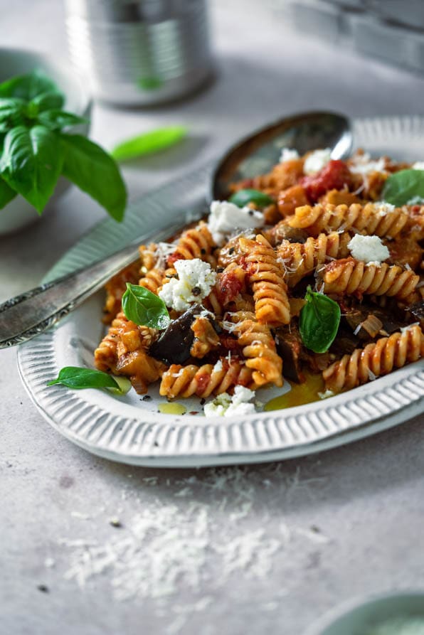 Eine Servierplatte mit Pasta alla Norma