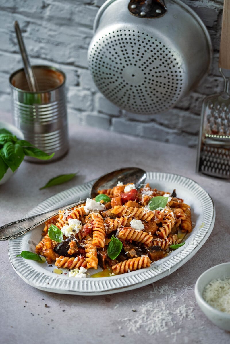 Pasta alla Norma auf einem Teller in der Küche